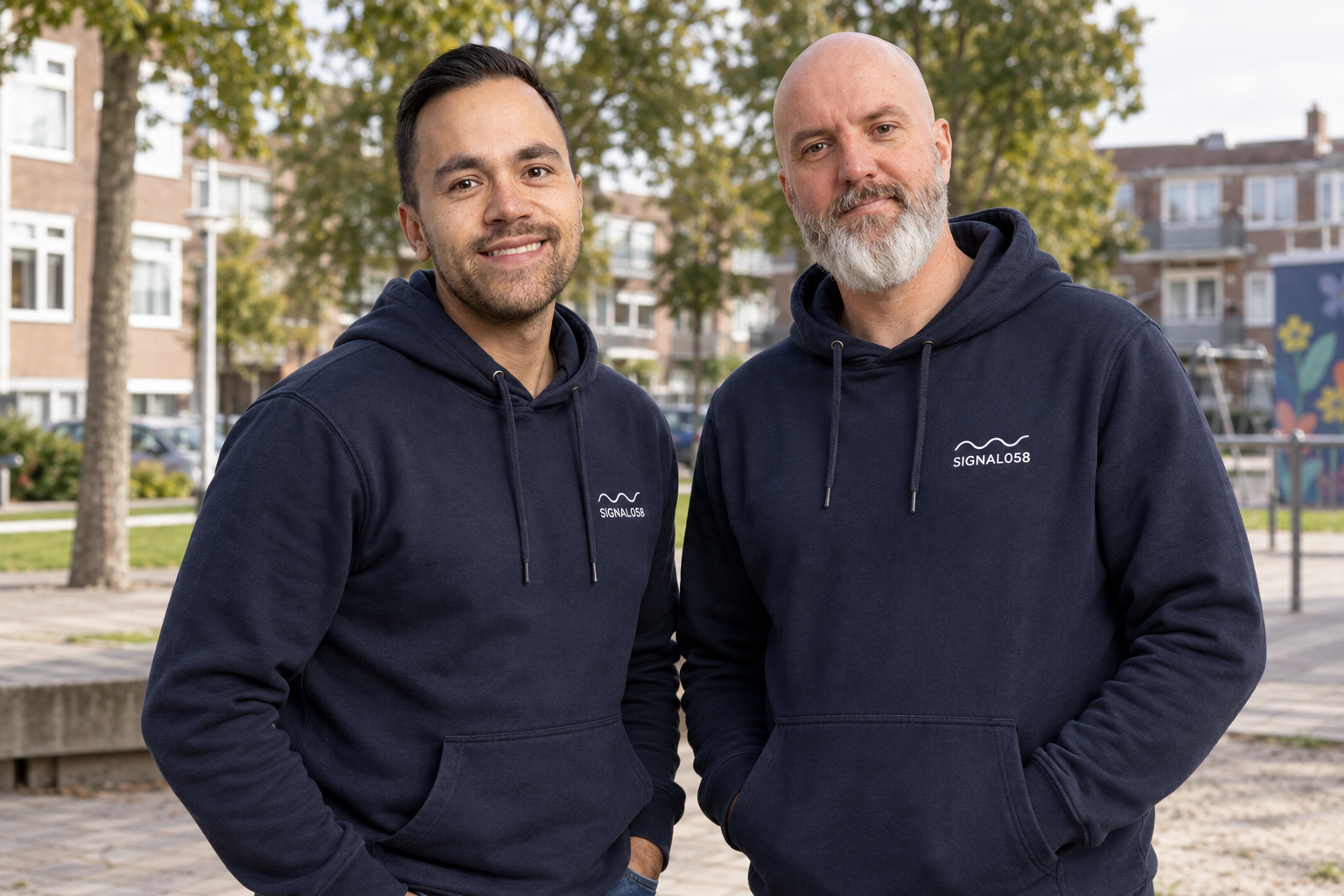 Jacky links en Sander rechts, gevisualiseerd als jongerenwerkers in navyblauwe hoodies in De Horizon.